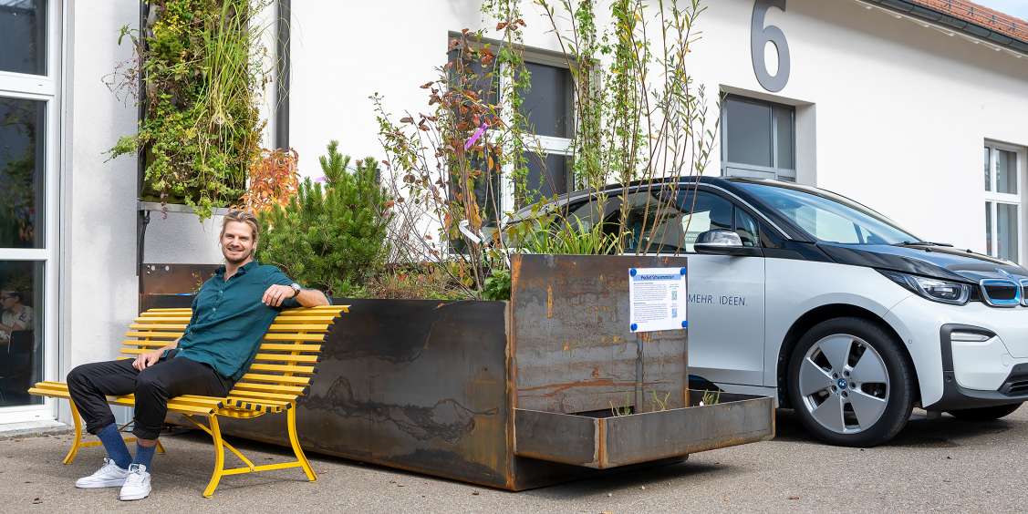 Aufstellung der ersten Pilot Pocket Schwammstadt im 2022 vor unserem Büro in Winterthur